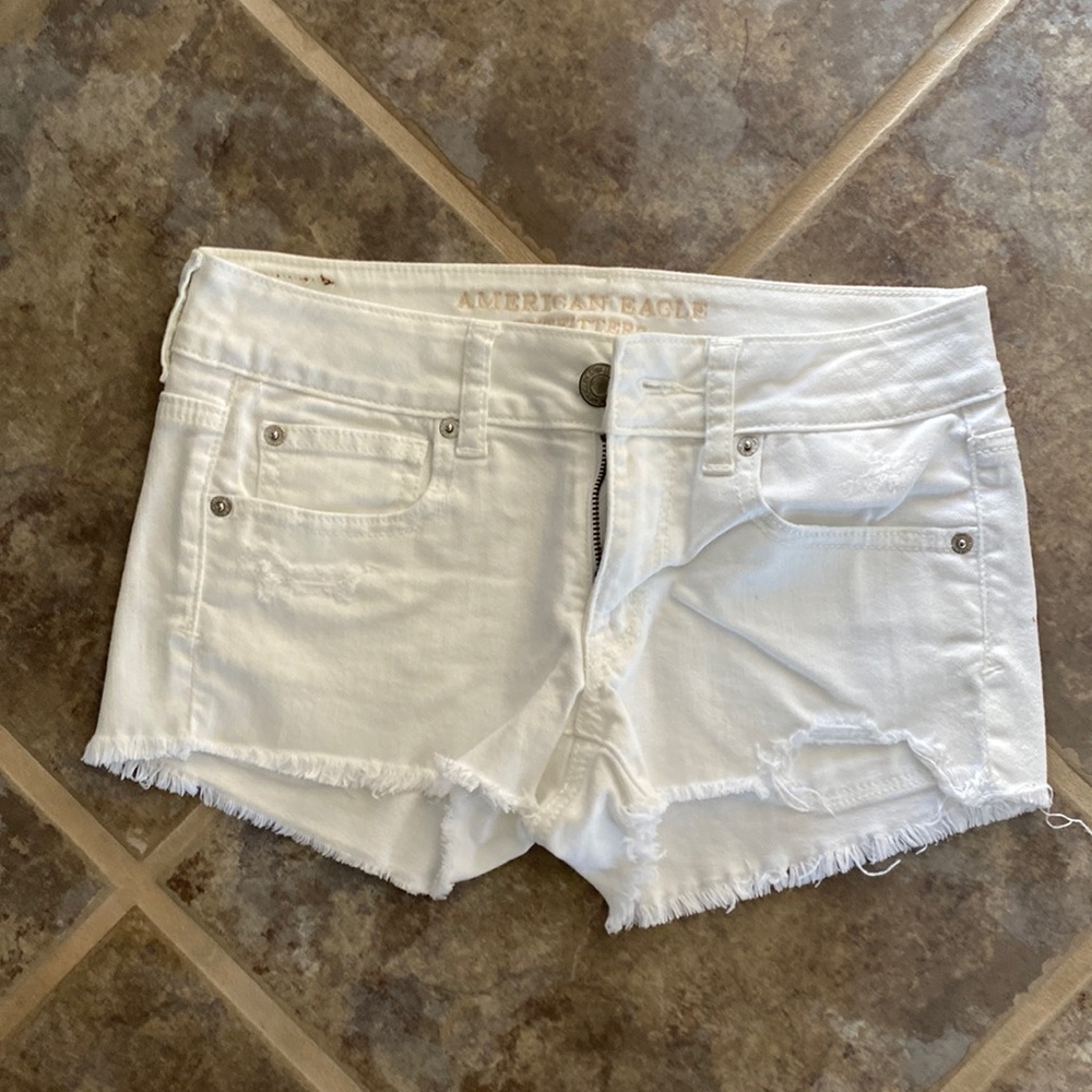 American Eagle sz 2 white shortie distressed denim with frayed bottom